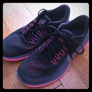 Nike Women’s Flex 2017 RN Running Shoe US 8